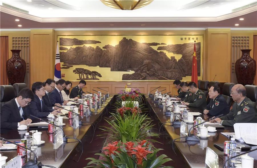 10月20日,国务委员兼国防部长魏凤和在八一大楼会见来华出席第九届北京香山论坛的韩国国防部副部长朴宰民。范显海摄