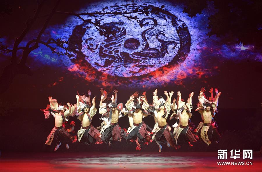 湖北民族风情歌舞诗《龙船调的故乡》首演