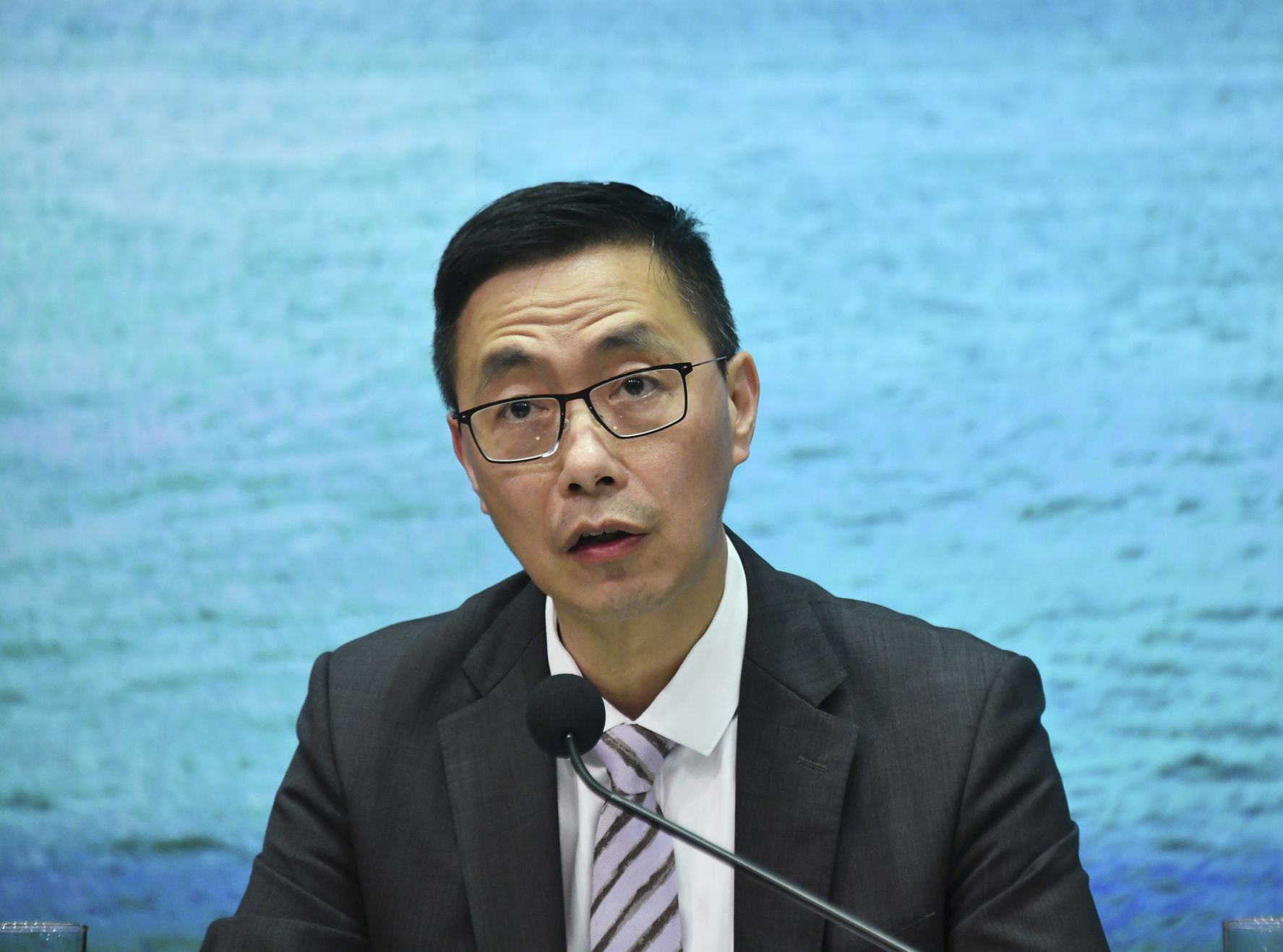 仍有暴徒穿校服设路障 香港教小岛惊魂迅雷下载