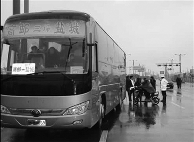 斗气斗狠,轿车大客车撞上了