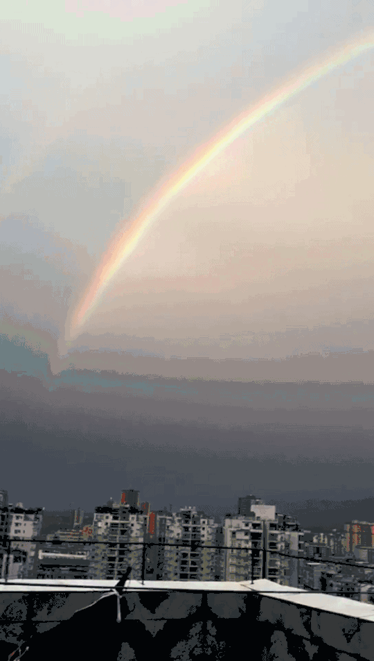 今早天空的