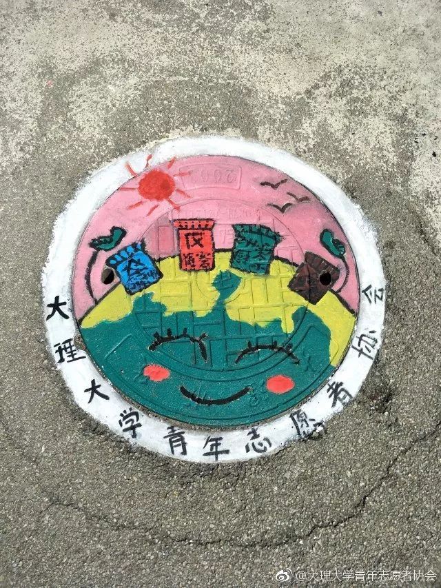 嘟嘟注意到,这些被涂鸦的井盖上有很多是宣导环保的内容,同学们真是很