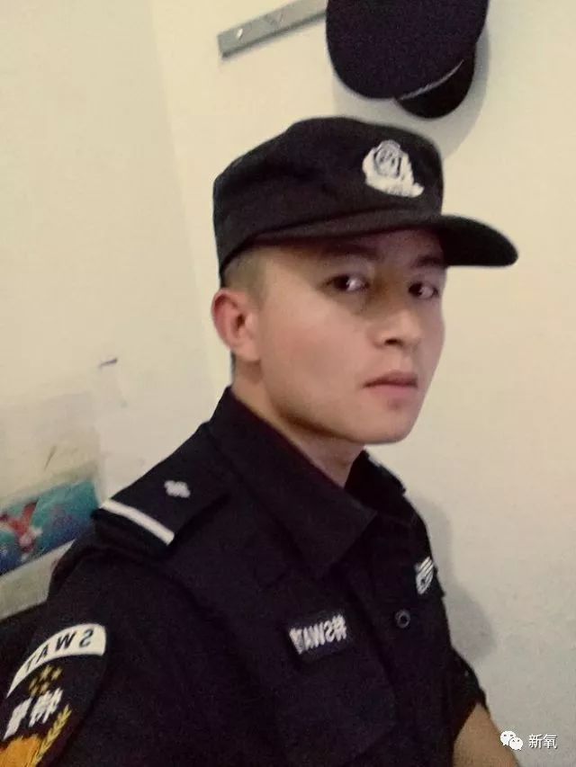 受不了了,五分钟之内,我要这个帅哥警察的全部资料!