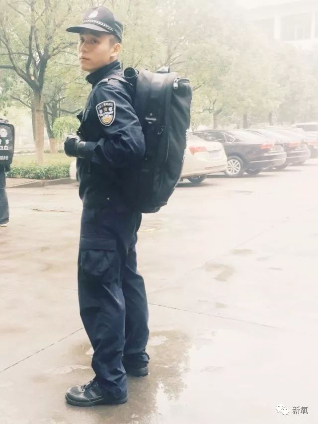 受不了了,五分钟之内,我要这个帅哥警察的全部资料!