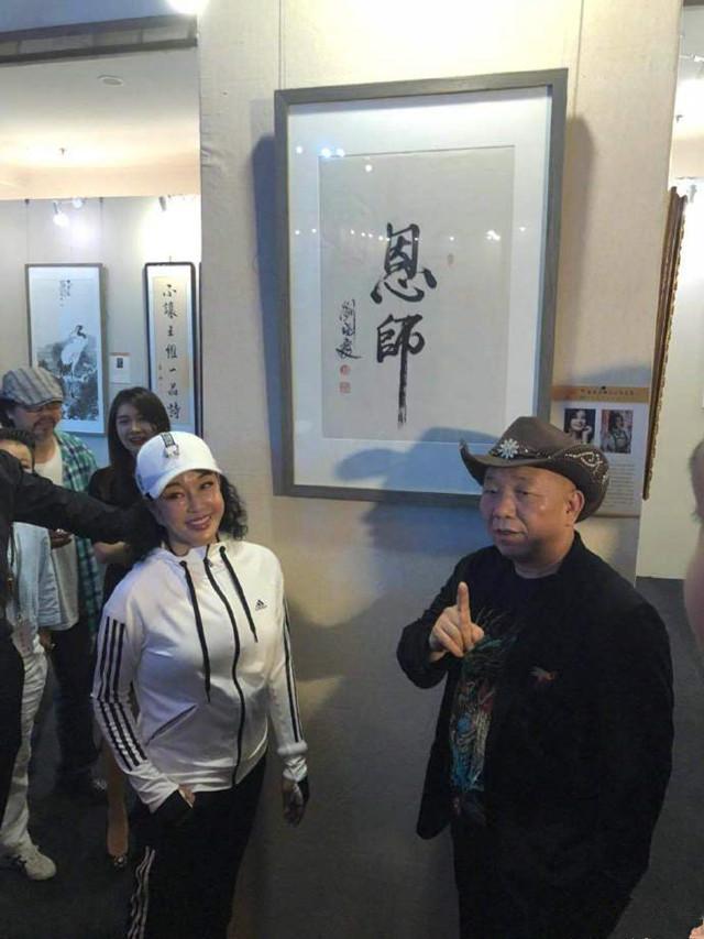 刘晓庆王诗龄参加书画展，62岁刘晓庆满脸油光，8岁王诗龄变瘦了