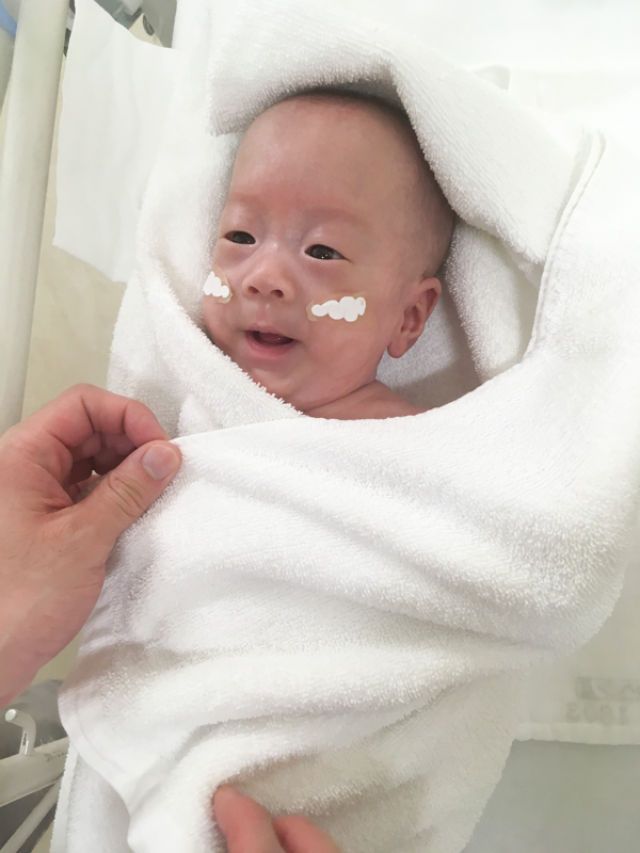 ↑男婴出院前的照片。图片为日本庆应大学医院提供