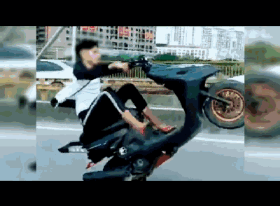 抬起车头,单膝下跪骑摩托,广西一男孩当街秀
