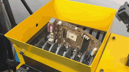 你是不是忘记怎么坐上轮椅的了 动图 换担架吧这次