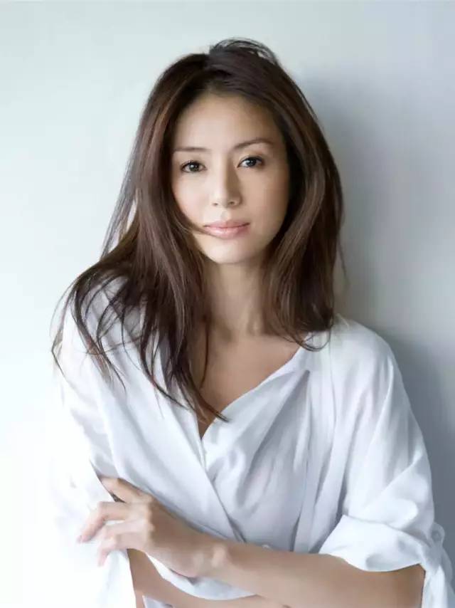 去年位列第七今年上升至第四的井川遥，一直是熟年美女的代表。