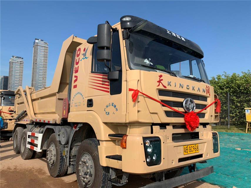 深圳首批新型智能全密闭式泥头车出街