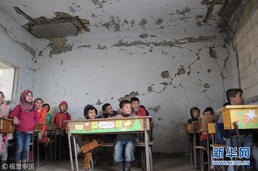 叙利亚学校遭战争破坏 孩子在断壁残垣中学习