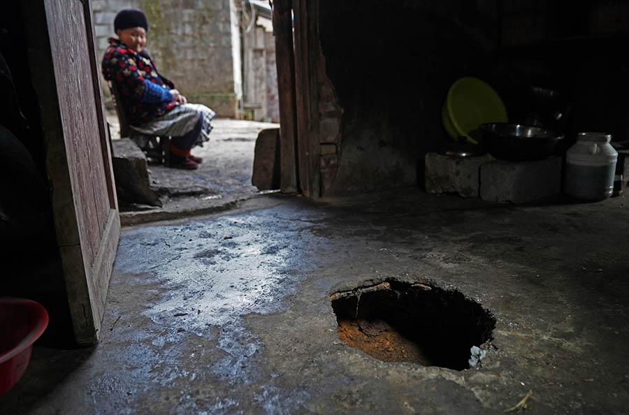 彭方圆家的一处地面塌陷。这是个直径35 厘米,深35 厘米的圆洞。彭方圆告诉记者,这个洞最早是2014 年突然出现的,用土回填过一次,3 个月后再次塌陷。新京报首席记者 陈杰 摄