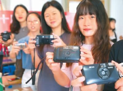 6月27日，江苏省镇江市江苏科技大学的青年学生展示老款相机。文 雯摄（新华社发）