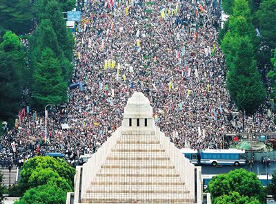 2018年12万日本民众举行反对安保法案抗议集会(资料图)