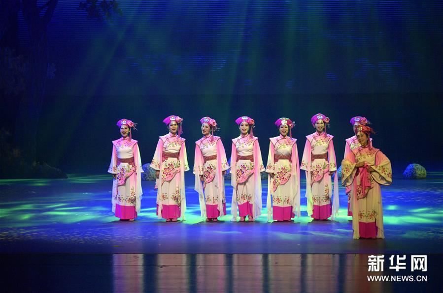 湖北民族风情歌舞诗《龙船调的故乡》首演