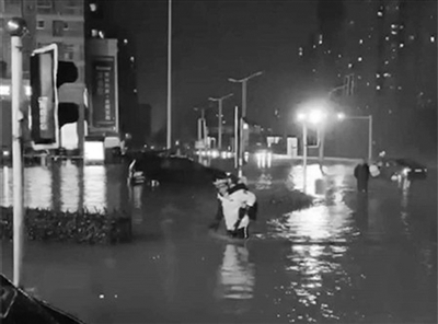 道路被淹，车辆熄火 醉酒女乘客不知周边已成“汪洋”