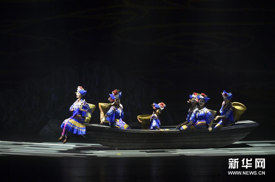 湖北民族风情歌舞诗《龙船调的故乡》首演