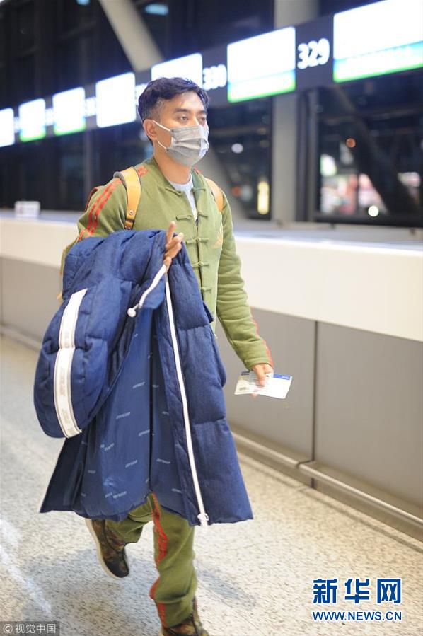 陈龙现身上海虹桥机场