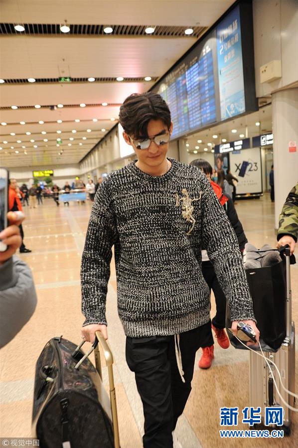 张翰现身机场 架黑超听曲赶路