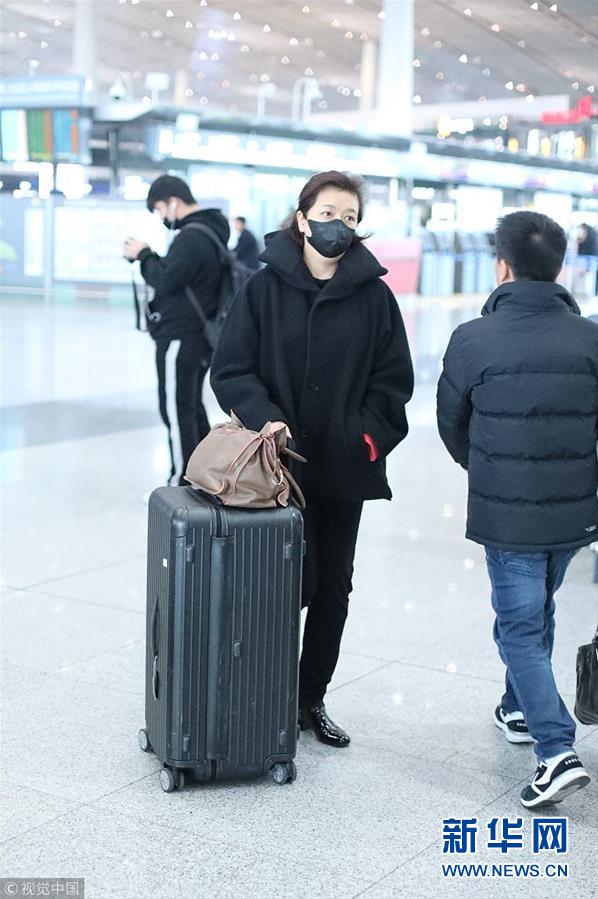 江珊口罩遮面现身机场 皮肤白皙气质优雅