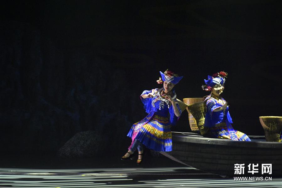 湖北民族风情歌舞诗《龙船调的故乡》首演