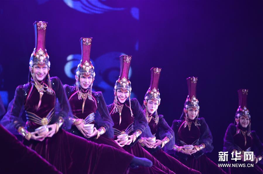 内蒙古新年舞蹈晚会在呼和浩特举行