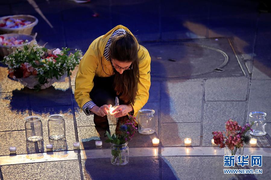 法国民众点燃蜡烛 哀悼遭火灾破坏的巴黎圣母