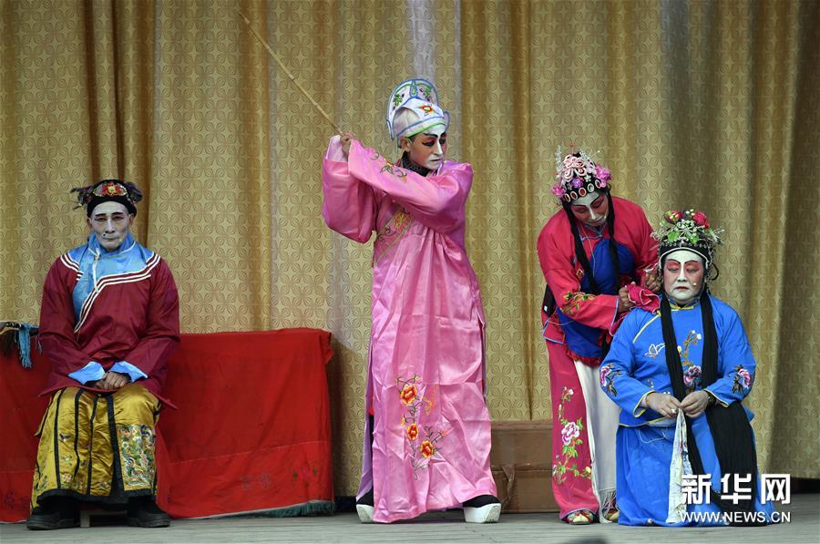 甘肃陇南：花灯戏展演迎元宵