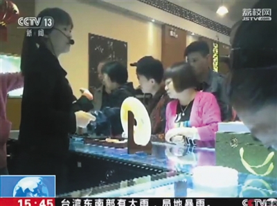 6月15日，央视“新闻直播间”节目中，游客在珠宝饰品店内选购商品。视频截图
