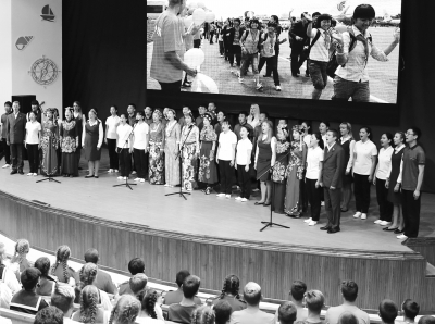  9月12日，曾经在“海洋”全俄儿童中心疗养的四川地震灾区学生代表和中心教职工合唱《感恩的心》。新华社发