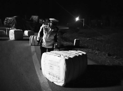 货车绳索断了货物散落一地 600斤一包，司机犯了愁……