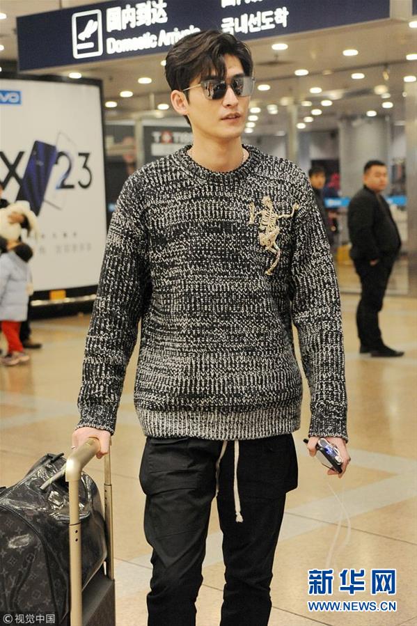 张翰现身机场 架黑超听曲赶路