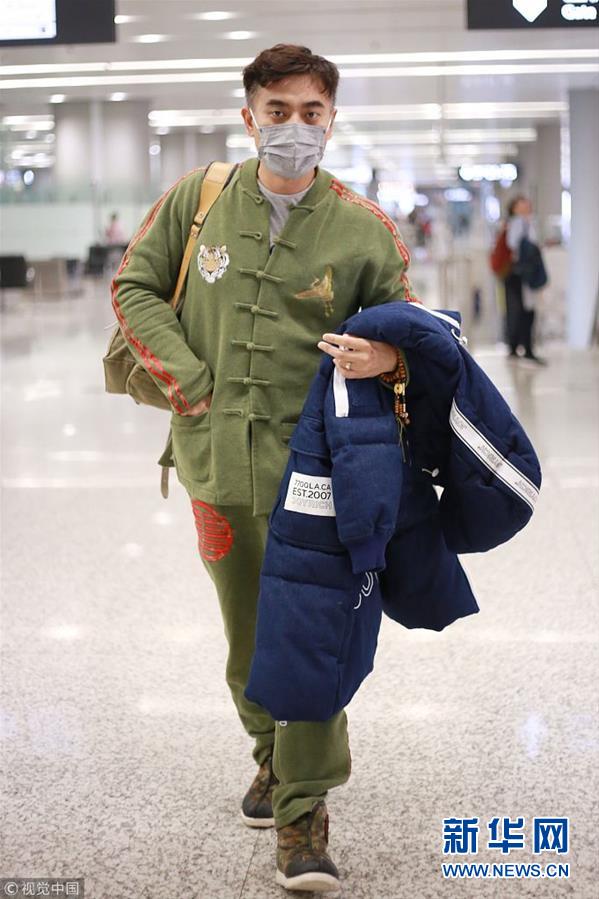 陈龙现身上海虹桥机场