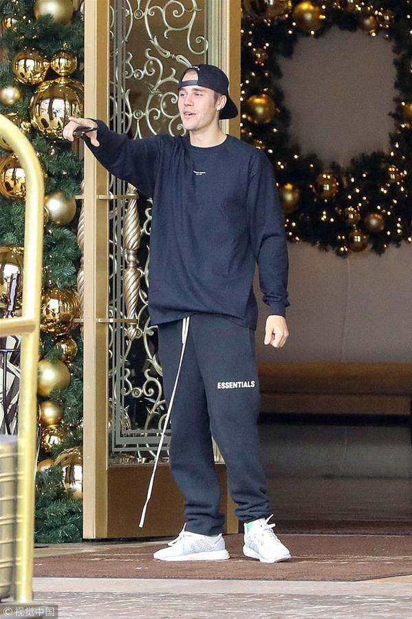 运动裤夫妇!贾斯汀·比伯运动裤上瘾似集邮