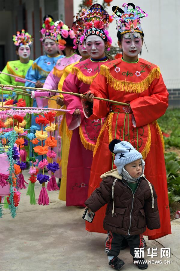 甘肃陇南：花灯戏展演迎元宵