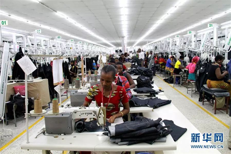 ▲资料图片：东奥服装厂自2012年开始在坦桑尼亚投资建厂，如今已成为坦桑尼亚最大的服装企业，累计投资约1600万美元，为当地民众提供了2700多个工作岗位。（新华社）