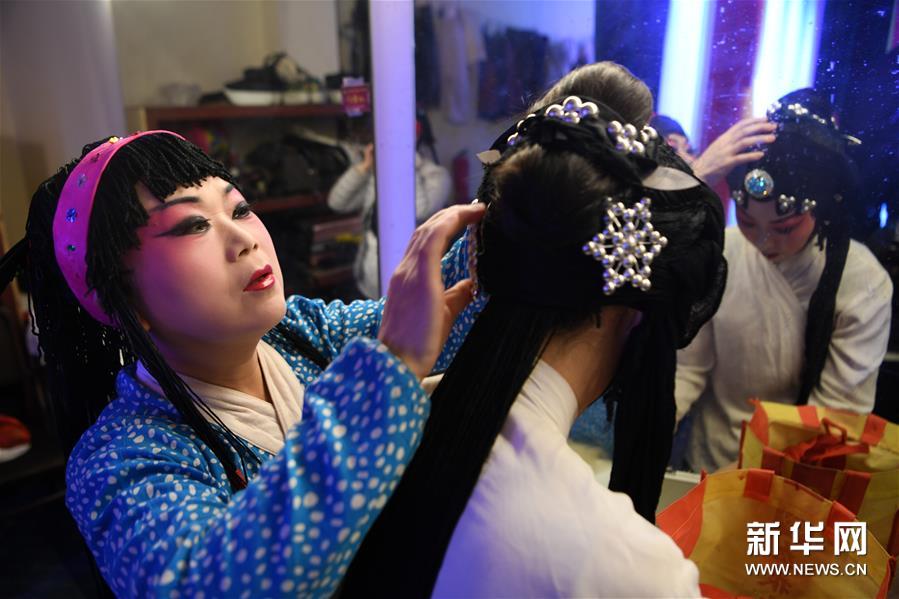 “小剧场”里以戏会友