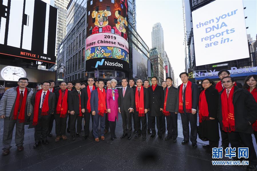  湖北恩施跪爬过街视频热传 摄影工作室员工内训被罚跪街