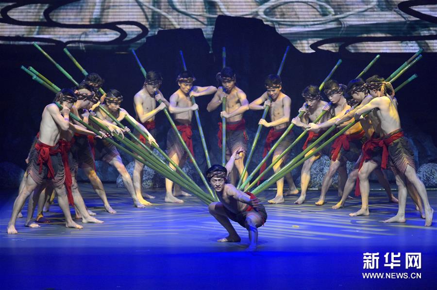 湖北民族风情歌舞诗《龙船调的故乡》首演