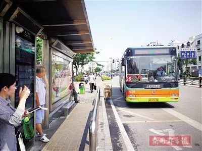 三亚“时尚”公交站！下趟车啥时到站一目了然，边等边给手机充电！