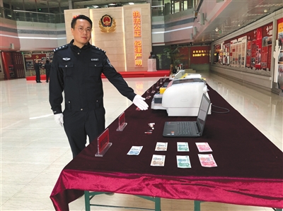 北京市刑侦总队，警方现场展示制造假币的相关设备工具。