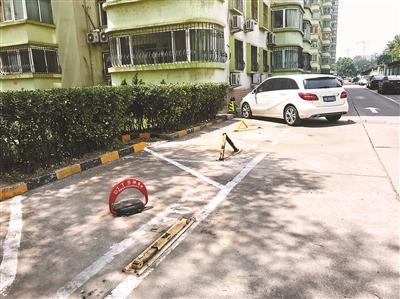 北京“共享停车”遇难题：停车位大量闲置 条幅被摘
