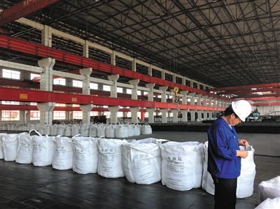 6月28日，天元锰业车间内，金属锰产品成袋装好等待发货。