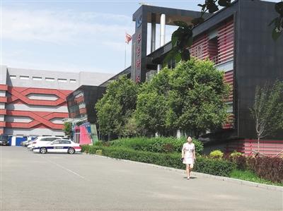7月18日，有关调查部门车辆停在长生园区办公楼门口。新京报记者 李云琦 摄