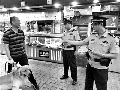 民警在街头巡查违规养狗者