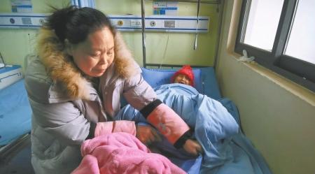 彭玉清老人的侄女在医院照顾老人。