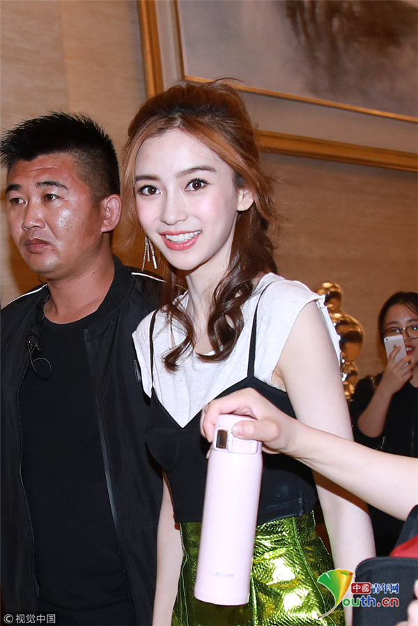 baby穿金属色短裙卷发似公主 弯腰鞠躬态度谦和