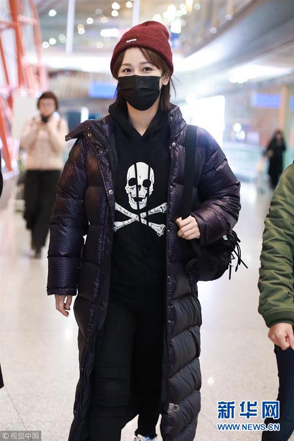杨紫裹长款羽绒服现身机场