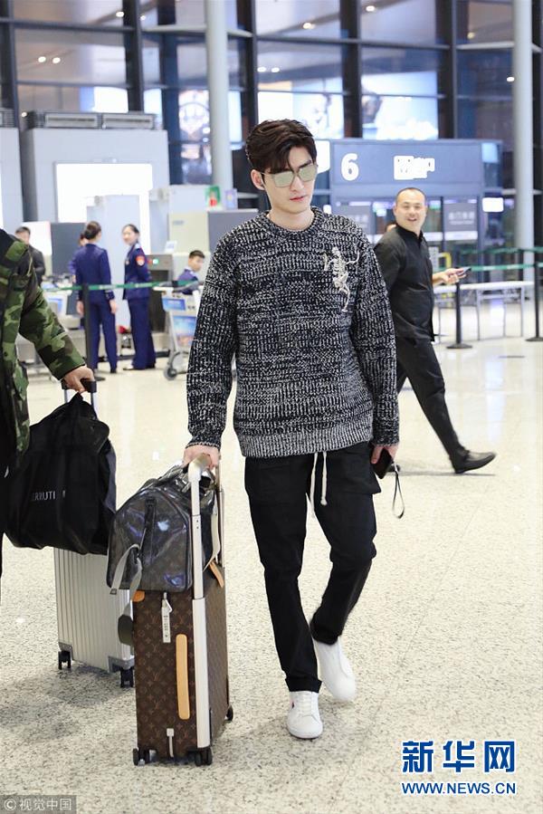 张翰现身机场 架黑超听曲赶路
