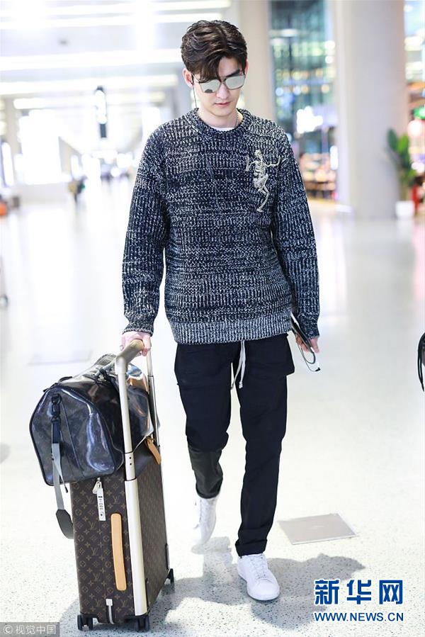 张翰现身机场 架黑超听曲赶路